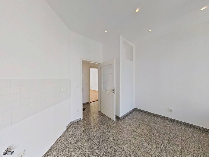 Historischer Charme trifft Wohnkomfort – 4-Zimmer-Altbauwohnung mit Balkon – Ansicht I: Küche mit Zugang z…