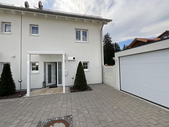 Am Waldrand - 5-Zi.-DHH | Bj. 2022 | 500 m² Grundstück – Hauseingang mit Doppelgarage.