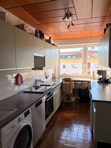 Helle 3-Zimmer-Wohnung mit Südost-Balkon, TG-Stellplatz in Bahnhofsnähe in Esting – Küche