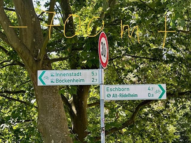 -/+ 700 Meter vom Gebäude