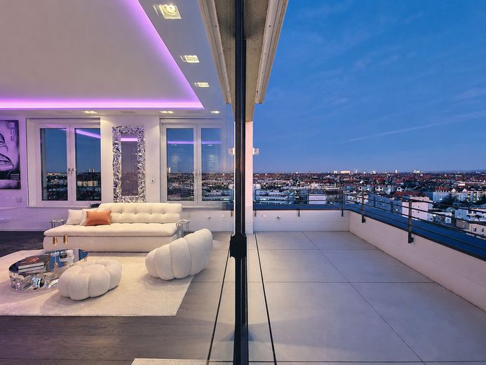 PROVISIONSFREI: Munich's Iconic View – The Ultimate Penthouse – Abendstimmung Dachterrasse