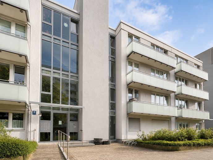 Großzügige Dachterrassenwohnung mit zusätzlichem Balkon in Haar – neu saniert:Eingang, Fassade..