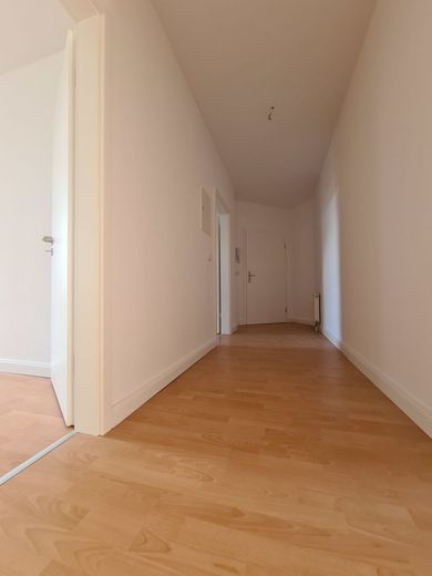 Moderne Wohnung mit Einbauküche, 3-Zimmer, offener Grundriss und Balkon in Chemnitz – Eingang & Flur