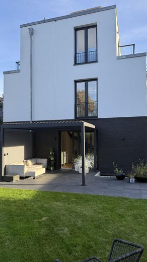 Modernes Endhaus am Brabandkanal mit großem Garten, Dachterrasse und Wellnessbereich – Hausansicht mit Terrasse