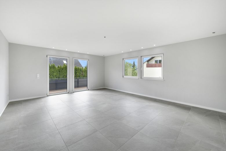 Modernisiertes Mehrgenerationenhaus mit zwei Einheiten in Bad Neustadt-Herschfeld – Wohnzimmer EG