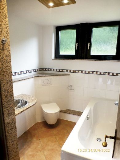 Belbe appartement calme de 2,5 pièces ZKBGWDM au 2e étage, avec garantie du prix du loyer, petit balcon dans un emplacement privilégié, – Bad Wanne Waschbecken WC