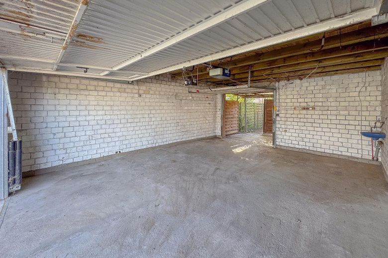 REIHENHAUS – DOPPELGARAGE – TERRASSE – GARTEN – RENOVIERUNGSBEDÜRFTIG – Doppelgarage