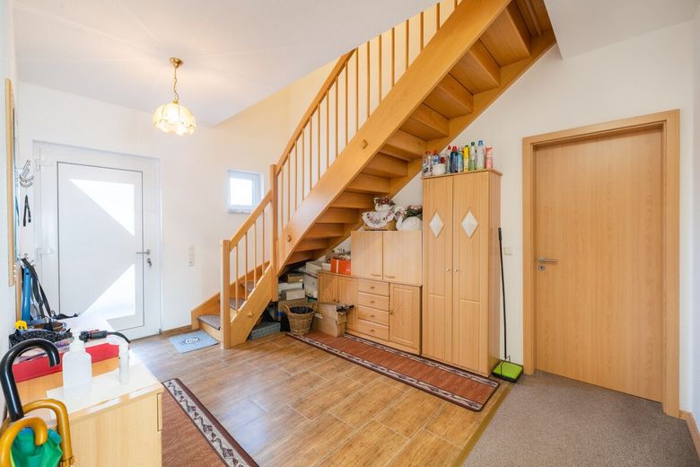 Ein Zuhause, das mitdenkt: modern, effizient und familienfreundlich! Familienhaus mit viel Platz! – Treppe zu OG