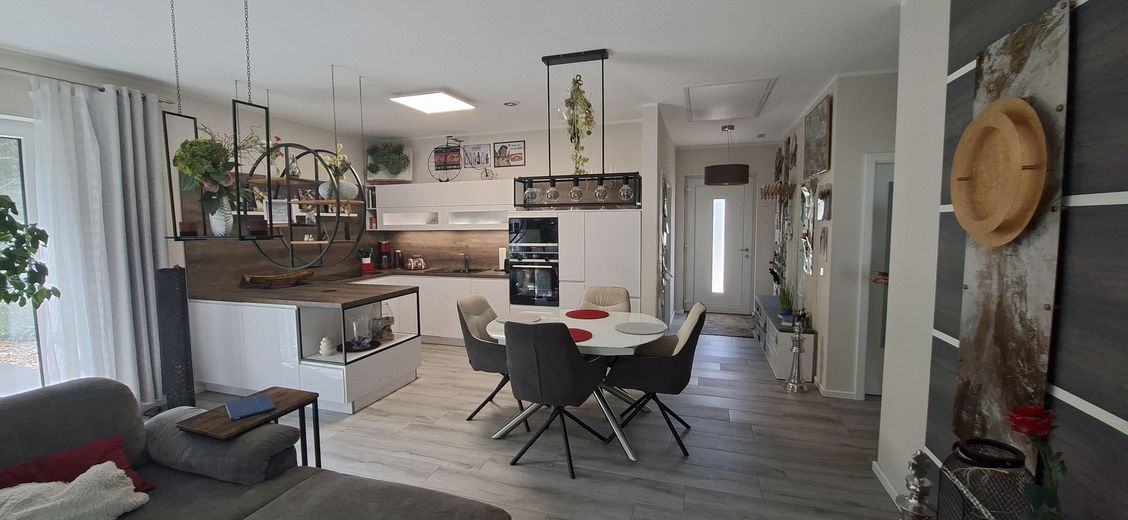 RESERVIERT  Moderner Neubau-Bungalow  mit pflegeleichtem Garten – Kochen - Essbereich