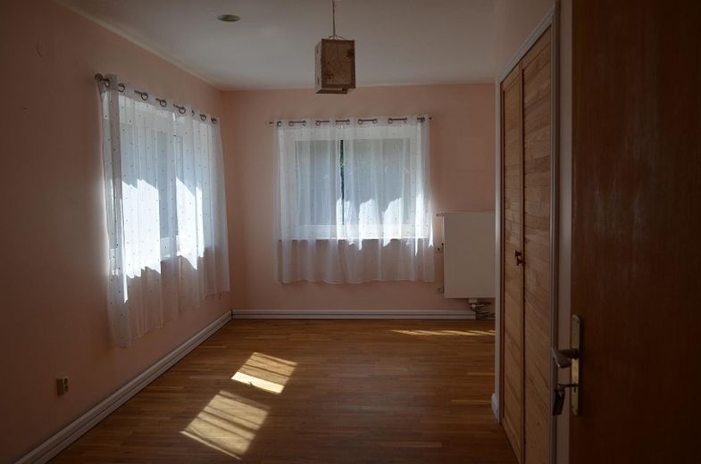 Stilvoll renoviertes Landhaus mit großzügigen Räumen – Schlafzimmer mit Eichenparkett