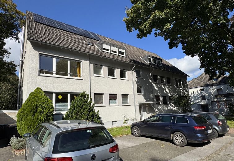 Ruhiges Wohnen, stadtnah in Ge-Buer mit Balkon, Terrasse & Garten – Hausansicht mit Stellplatz