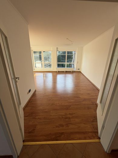 Barrierefreie 3,5-Zimmer-Wohnung in Sasel – Südwest-Balkon, Aufzug Tiefgarage, 2 TG-Plätze – Wohnzimmerfront