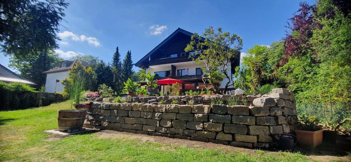 Lujoso apartamento de 2 habitaciones completamente renovado con balcón orientado al sur y vistas al jardín – Haus vom Garten