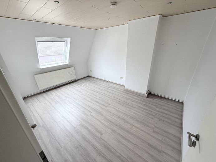 Modern zarafet: En iyi konumda şık bir şekilde modernize edilmiş çatı katı dairesi – Wohnzimmer