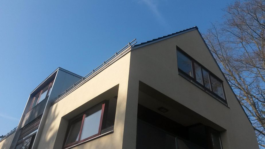 3 Zimmer lichtdurchflutete DG-Wohnung Inmitten von München-Waldtrudering – Gebäudeansicht