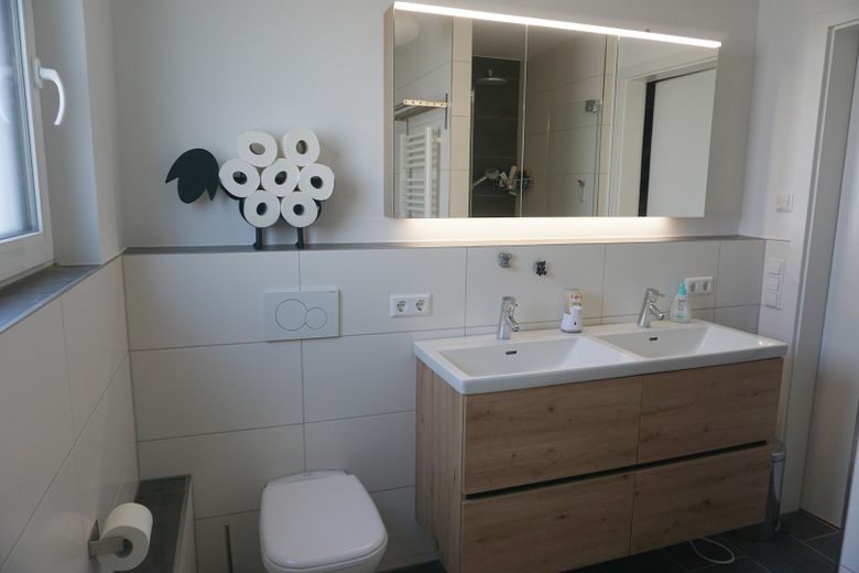 Modernes Kettenhaus mit KfW-55-Standard und hochwertiger Ausstattung – Badezimmer