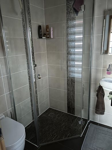 Nowoczesny solidny dom z 4 pokojami, basenem, wiatą na samochód i dużym ogrodem – Zdjęcie 19