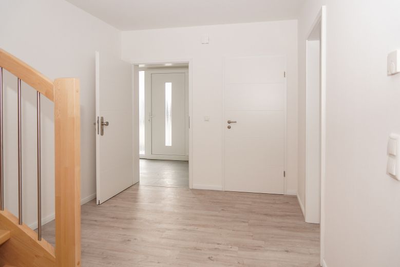 Neubau Erstbezug -  energieeffiziente Mittelwohnung im Reihenhaus für Familien zu vermieten – Flur Erdgeschoss (Baugleich)