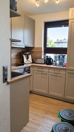 Remagen’in seçkin bir konumunda balkonlu ve çatı teraslı aydınlık maisonette daire – Küche