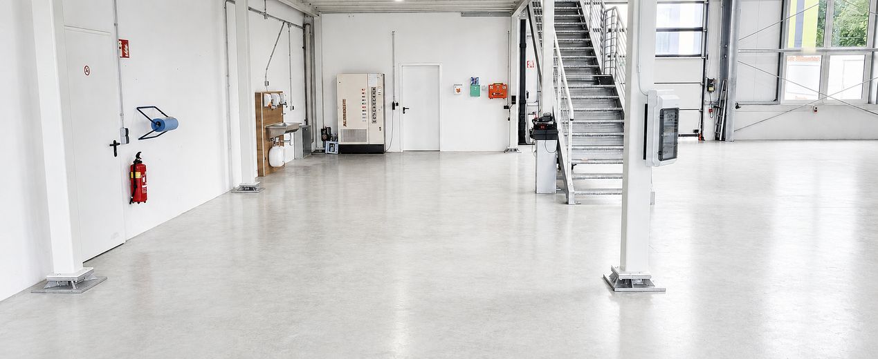 Eigenständige, hochwertige Gewerbeeinheit mit Halle, Büros & Galerie – direkt an der B12 – 6_Halle_Freifläche unter Galer
