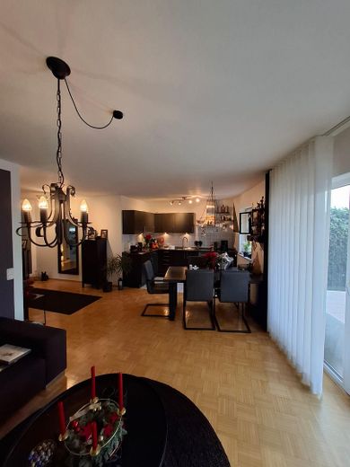 Peaceful living in Aschaffenburg-Schweinheim – well-maintained 2-room apartment with terrace & underground parking – Blick aus dem Wohnzimmer