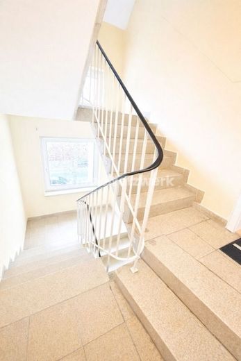 **4- Zimmer Wohnung mit Balkon. Sorgfältig saniert. Sofort verliebt** – Flur Treppenhaus