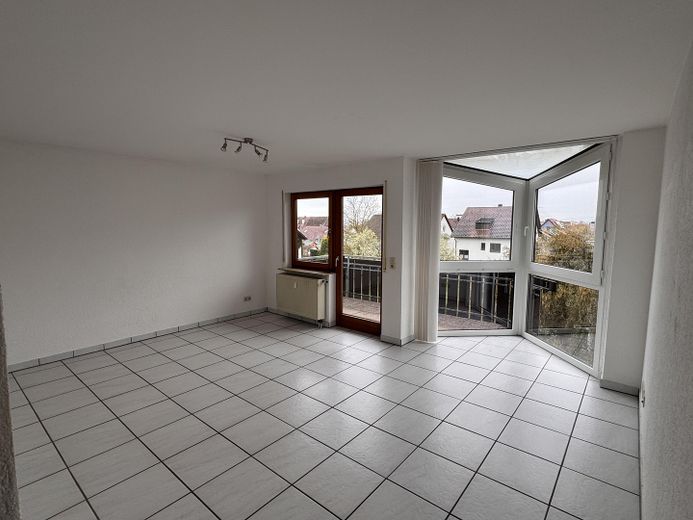 Einziehen & Wohlfühlen: Lichtdurchflutete 2-Zi-Wohnung in Maichingen – Wohnzimmer + kl. Wintergarten