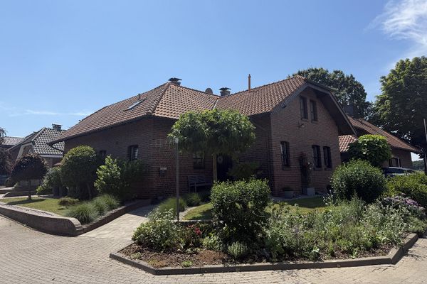 Gehobenes Ein- / Zweifamilienhaus im Landhausstil in ruhiger Lage