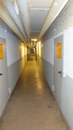 Freies, möbliertes Apartment, Loggia, U-Bahn, München- und Alpenblick, von privat – Kellergang