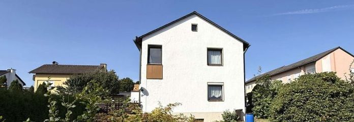 Doppelhaushälfte mit Garten und 3 Garagen in Naila