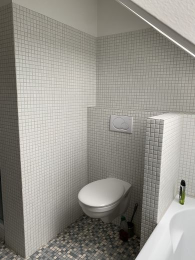 Moritzberg: 4,5-Zimmer-Maisonette-Wohnung mit Balkon und Garten – Bad 2. OG