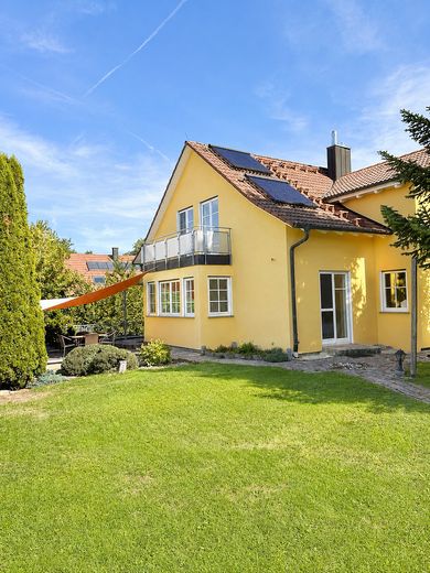Viel Raum. Viel Privatsphäre. Viel Lebensqualität - schönes Einfamilienhaus in Herdwangen-Schönach – Blick vom Garten auf das Haus