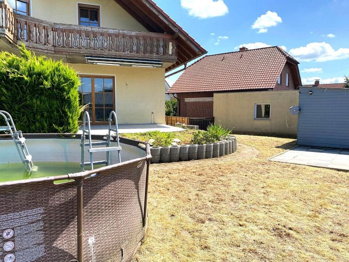 Freistehendes Einfamilienhaus mit Einliegerwohnung und Garage in ruhiger Lage (Sackgasse) von Brakel – Garten