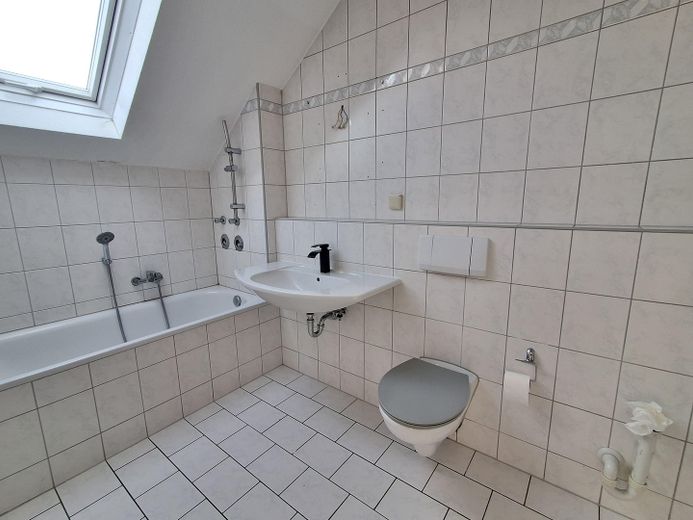 Zentral gelegene 4-Zimmer Maisonettewohnung mit 70m² Dachterrasse und Tiefgaragenstellplatz – Bad