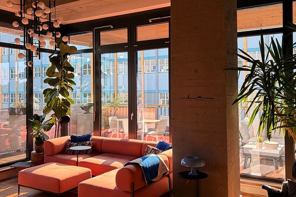 Lichtenberg'deki modernize edilmiş bu 4 odalı loft dairede günlük yaşam için bolca alan