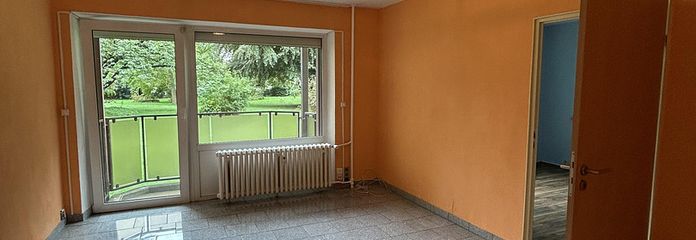 Helle 3,5-Zimmer-Wohnung mit Küche, Balkon & Stellplatz – Wohnzimmer
