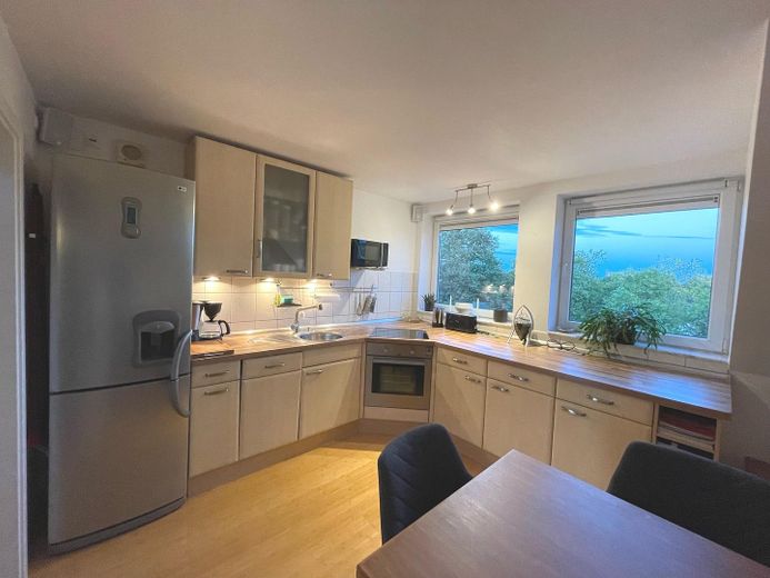 Helle voll möblierte Maisonette-Wohnung auf 2 Ebenen in ruhiger Lage in Hamburg-Eidelstedt – Einbauküche abends