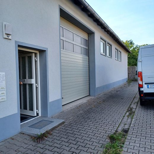 Halle mit Büro zu vermieten – Straßenfront