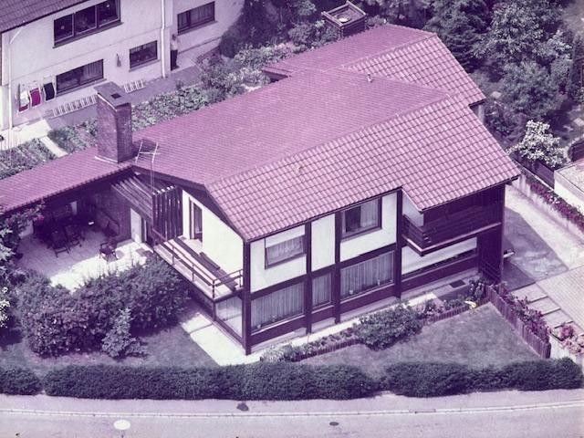 Attraktives Einfamilienhaus  mit grosszügiger Holzterrasse und Garten – Ansicht Süd-Ost (Luftbild)