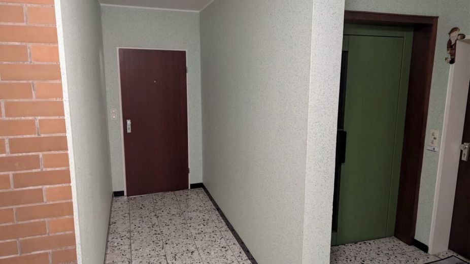 Solide Kapitalanlage: Vermietete 3-Zimmer-ETW mit Loggia &amp; Tiefgaragenstellplatz in Minden! – Auszug und Wohnungseingang
