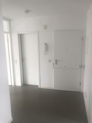 Flur mit Tür zum Bad