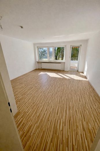 Helle 3-Zimmer-Wohnung mit Blick ins Grüne, überdachtem Balkon, Aufzug und TG in Nürnberg-Langwasser – Wohnzimmer