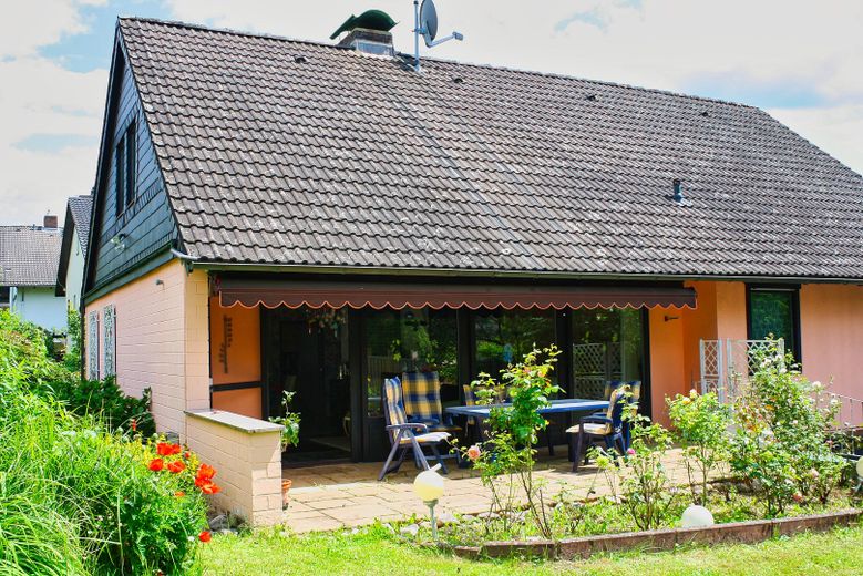 Villa unifamiliare ben tenuta con garage doppio su terreno soleggiato – Terrasse