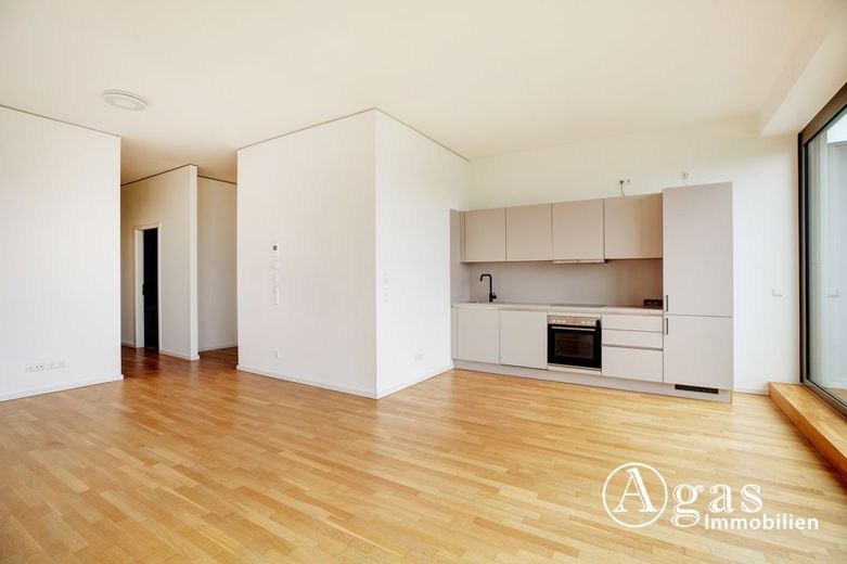 Dachgeschoss mit Panoramablick! Luxus 3 Zimmer Wohnung mit ca. 88m², EBK und Terrasse in Mitte! – Wohnzimmer mit EBK