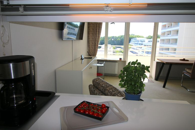 Küche mit Durchreiche