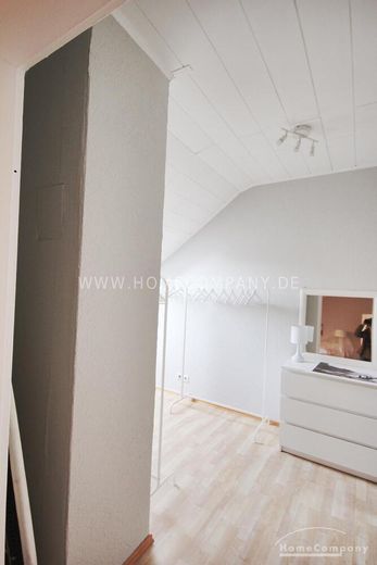 Bockenheim (8064303) Helle möblierte Dachwohnung in guter Lage – 197e0d7fbfa80b0b950d84e4ef41169a7fe91553.jpg
