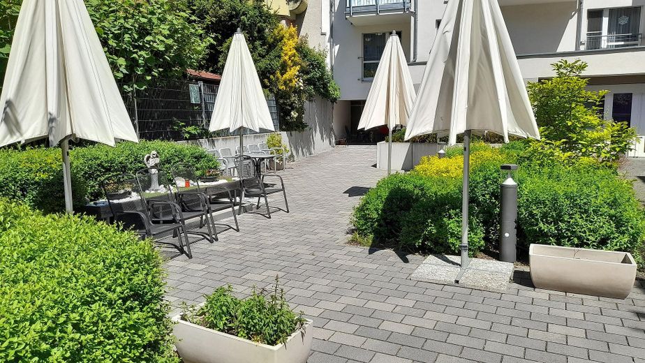 2 appartamenti per anziani in un edificio di prestigio, affittati a lungo termine, il vostro investimento con futuro - prezzo trattabile – barrierefreie Wege auch außen