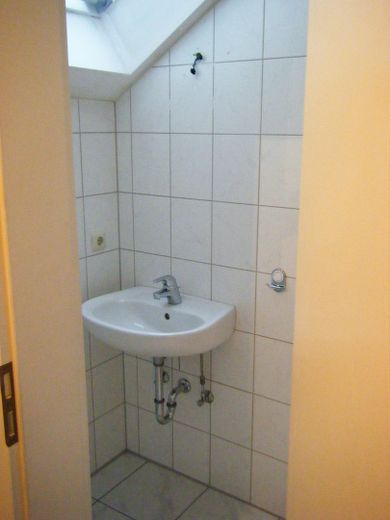 2-Zimmer-DG-Wohnung mit Balkon in Einhausen direkt am Feldrand mit Waldblick – Gäste-Waschbecken