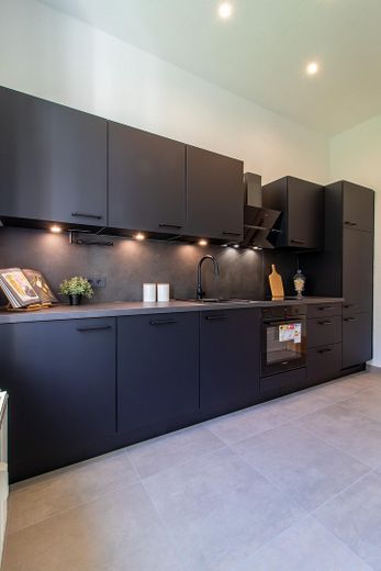 Frei & neu modernisiert - energieeffizienter Wohntraum mit Wellness-Bad & Balkon in Top-Lage – Muster Einbauküche