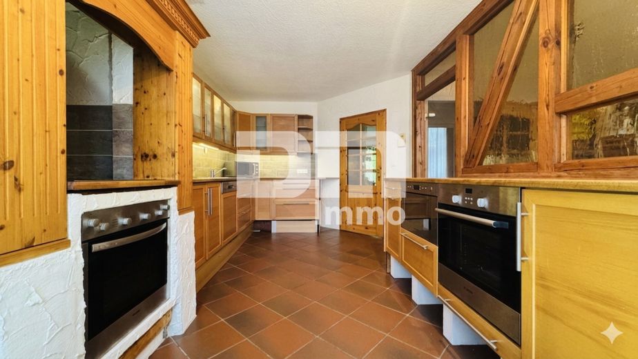 Altengerechtes Wohnen mit Charme: Großzügiger Bungalow auf großem Grundstück + Nebengebäude – Küche mit Einbauküche